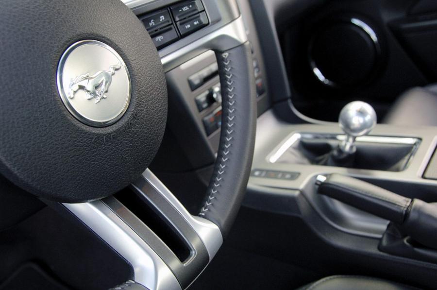  Ford Mustang GT 2010 года  (фото 24 из 213)